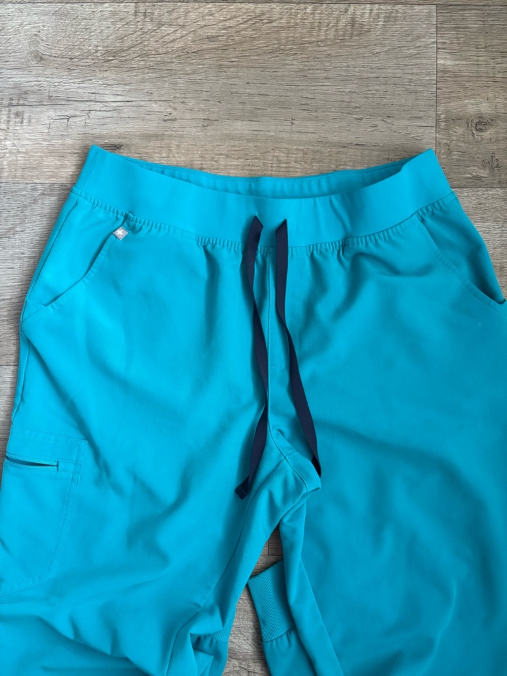 Figs Teal Scrub Set in Top XL and Joggers L - Picture 5 of 10